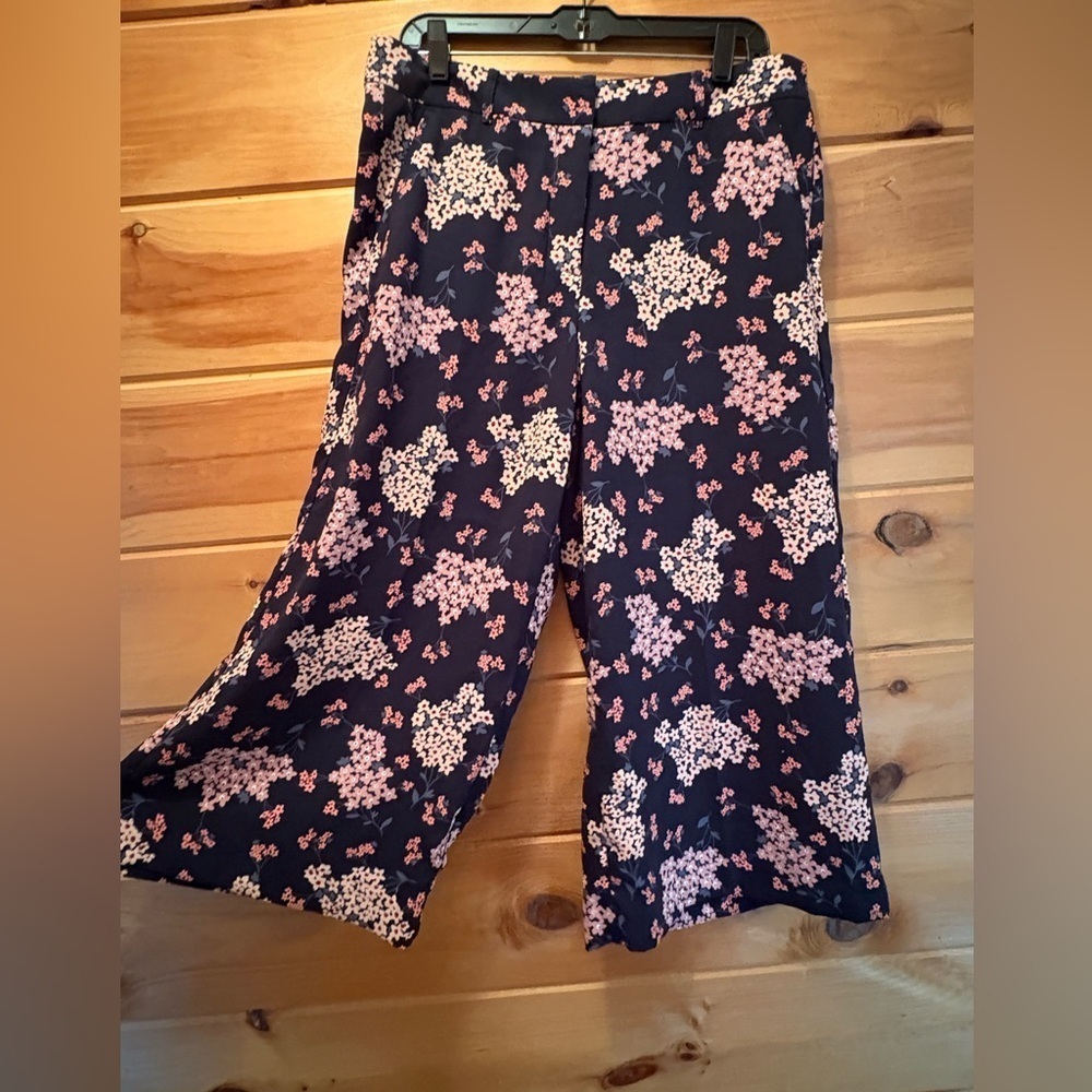 LOFT Wide Leg Capris in beautiful Floral Print Design. Size 8